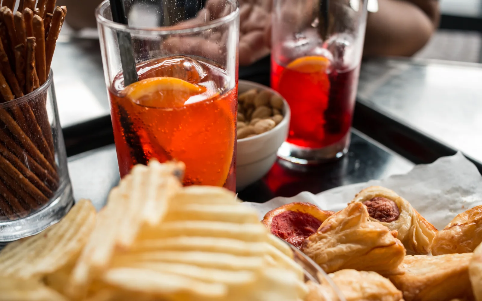 Aperitivo con drink e stuzzichini Square