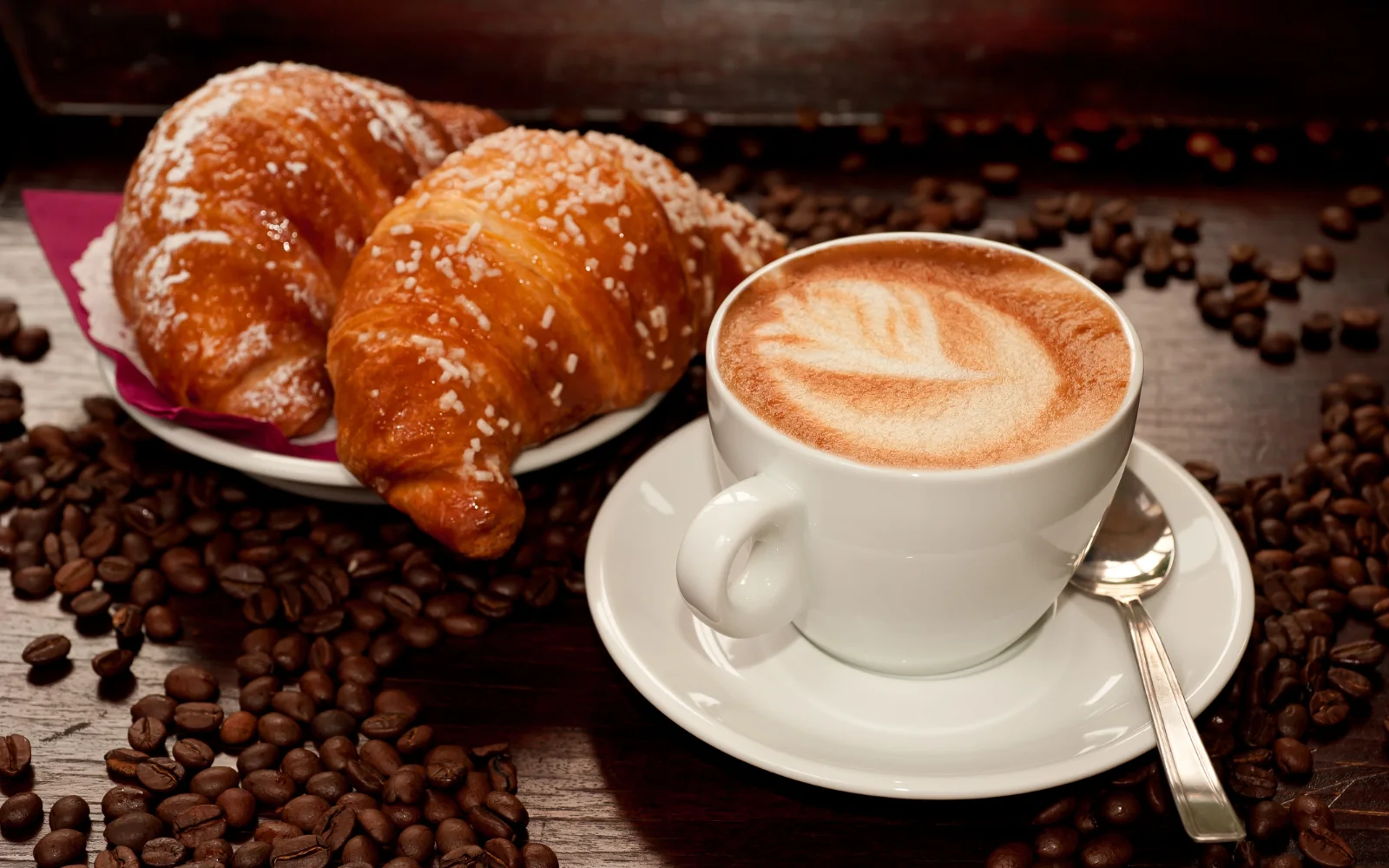 Cappuccino e brioche per la colazione Square
